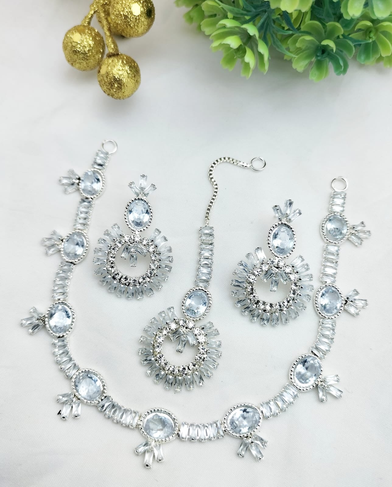 Zarcon necklace set with earrings and tika
